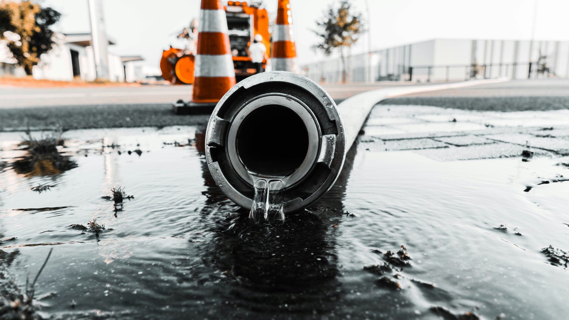 Wasser, das aus einem grauen Rohr austritt