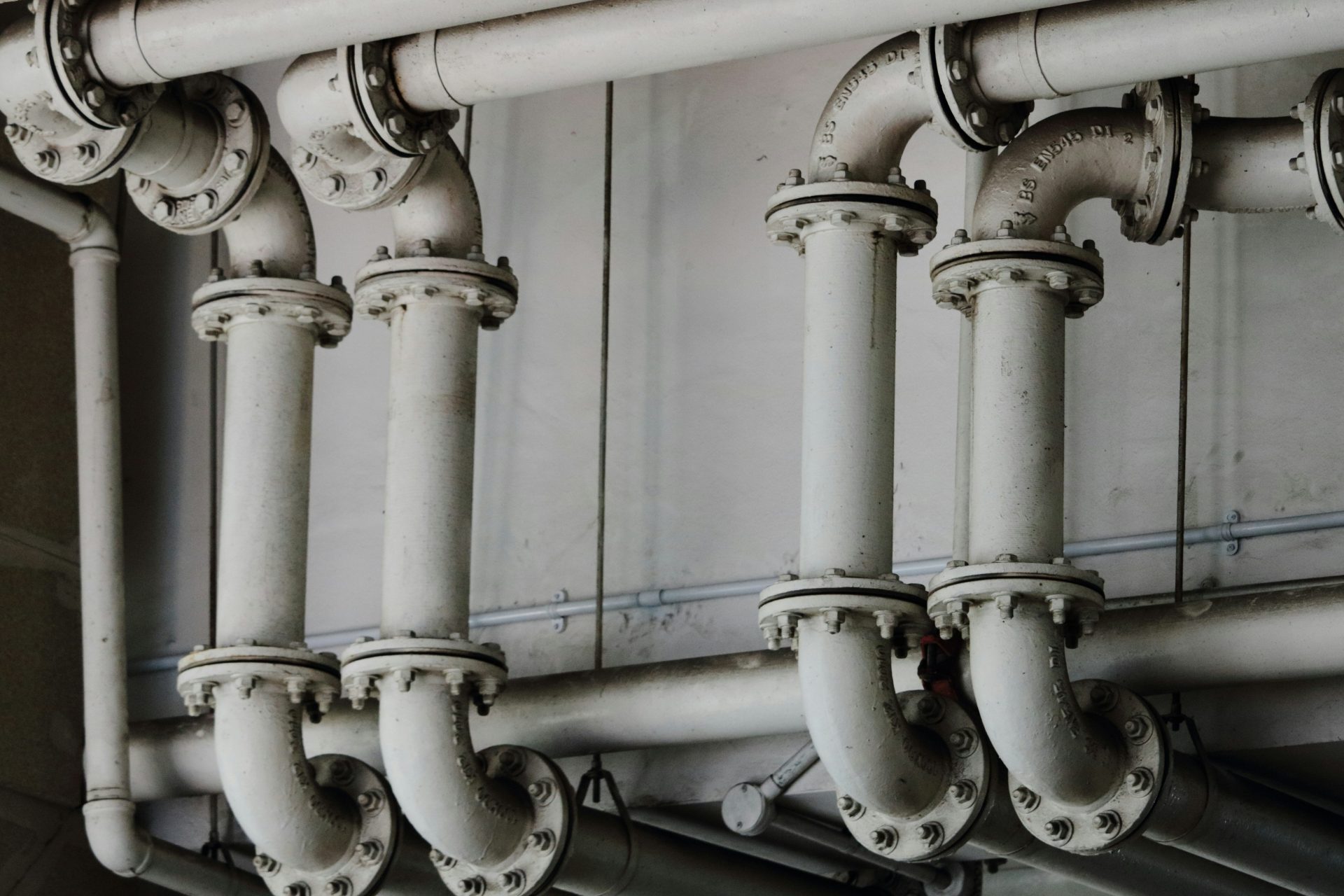 Graustufenfotografie von Metallrohren