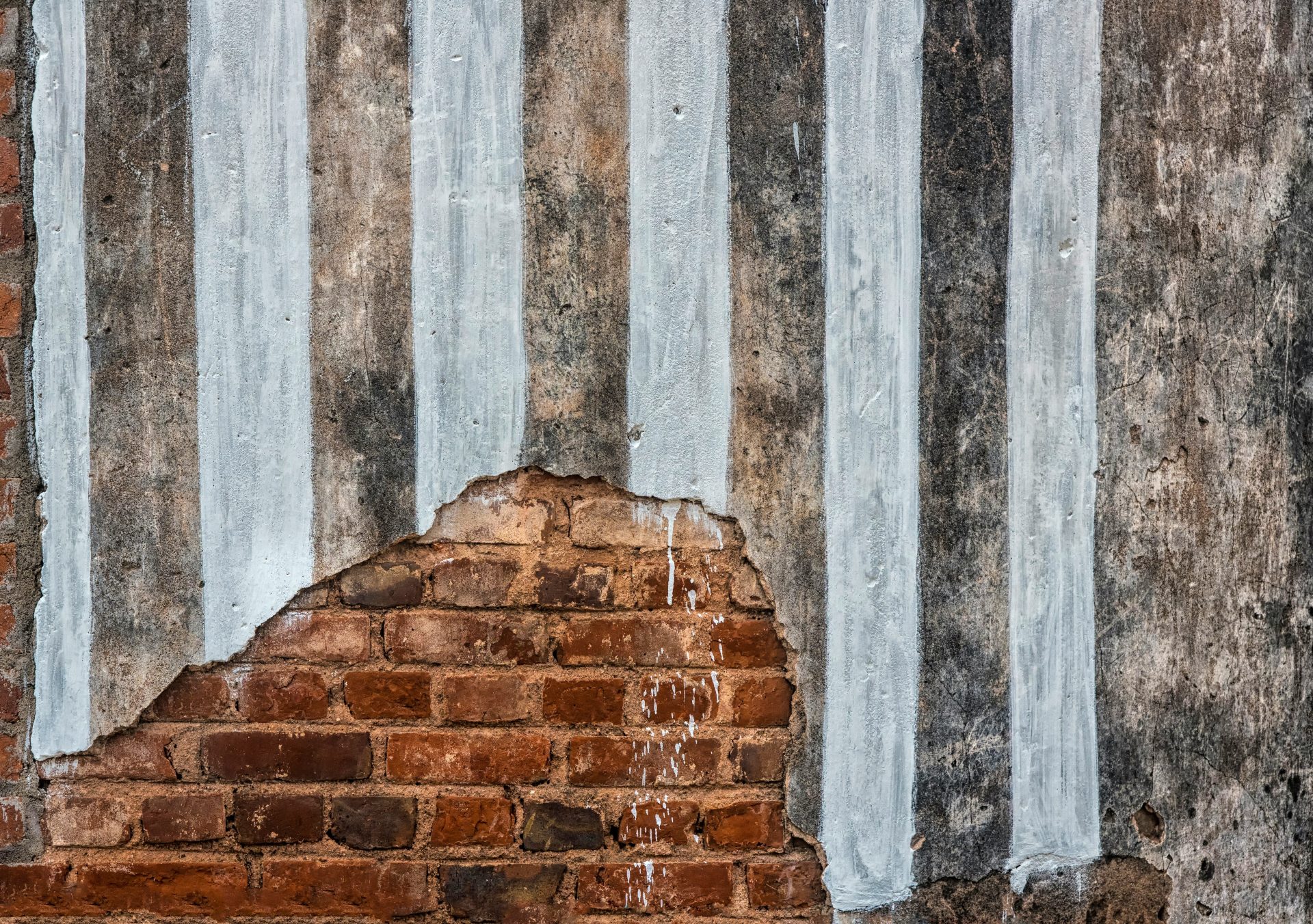 Braune Backsteinmauer bei Tageslicht